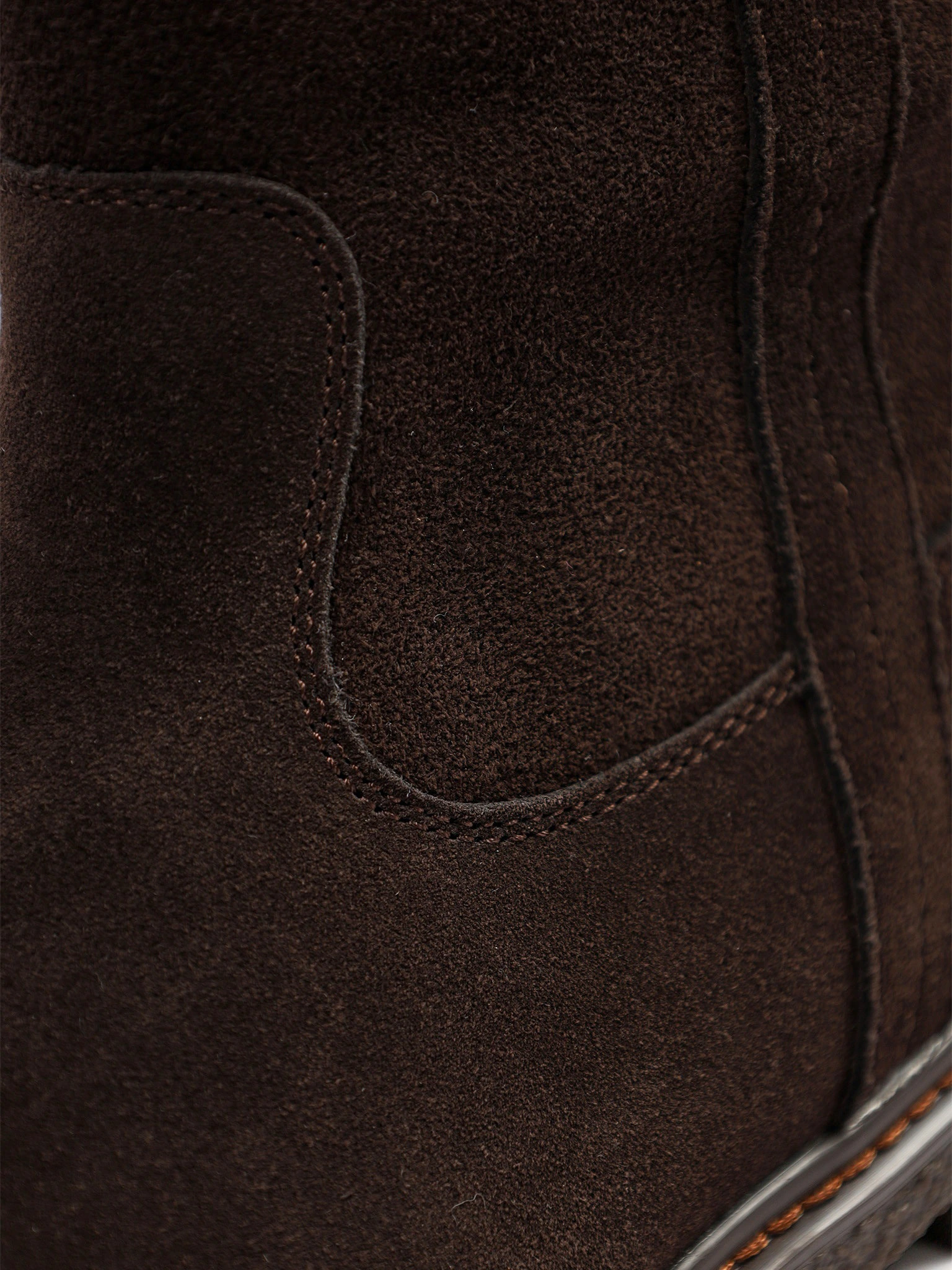 Сапоги коричневого цвета из натуральной замши на низком каблуке